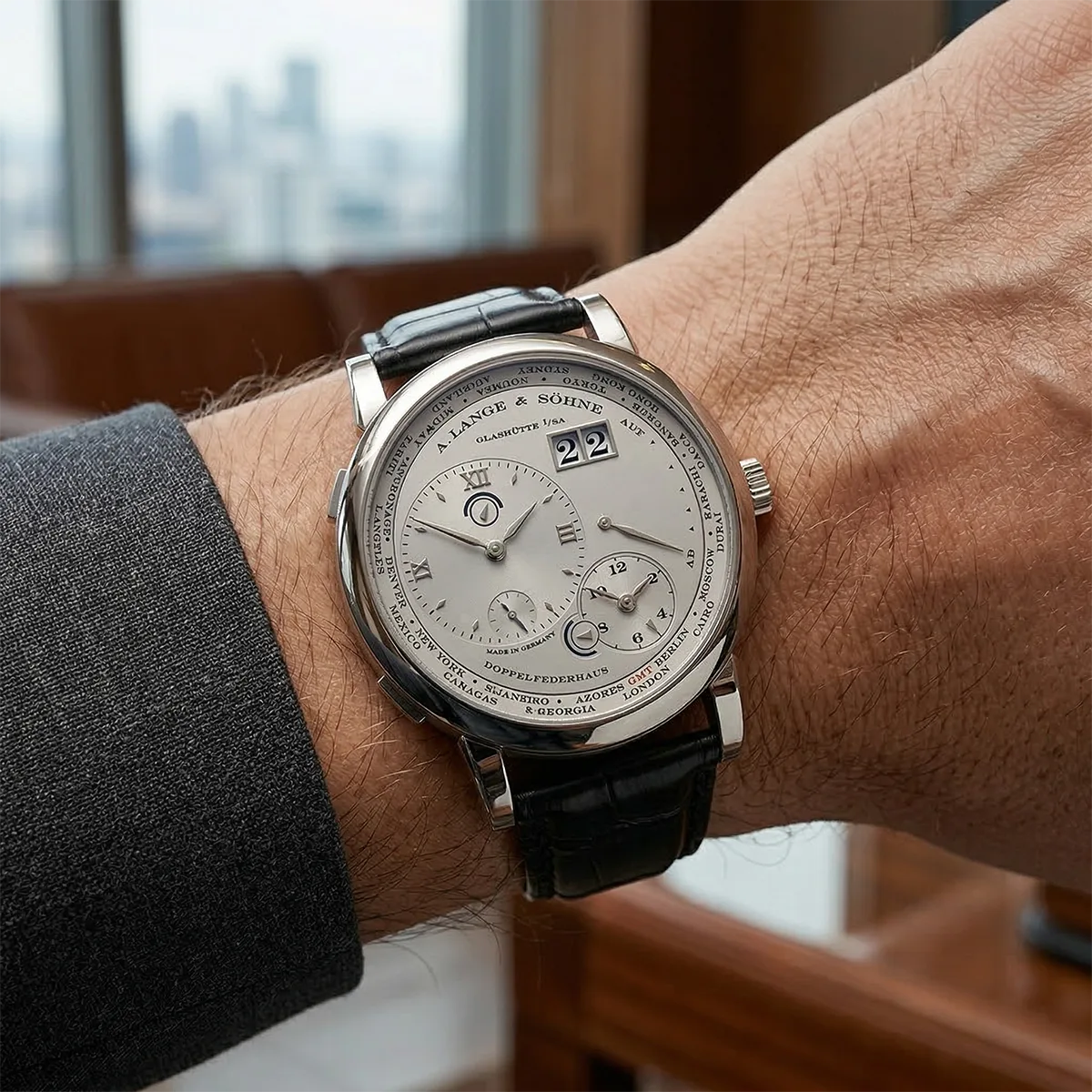 A. Lange & Söhne Lange 1 Zeitzone Platin 116.025 Zifferblatt rhodié Wristshot