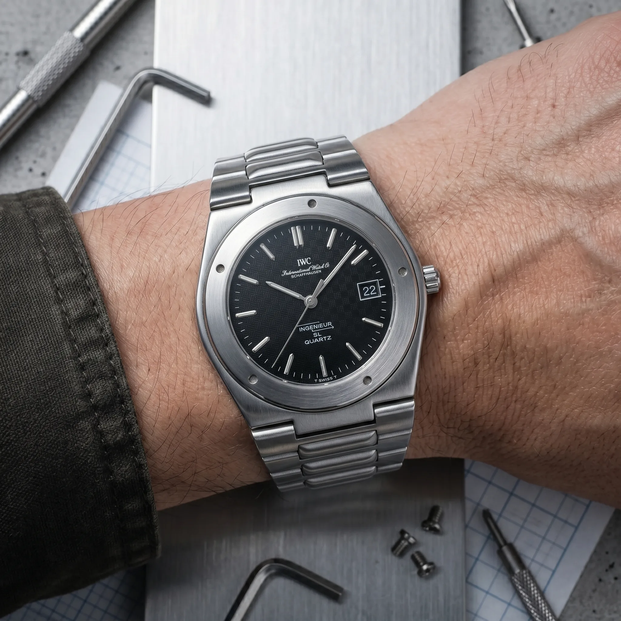 IWC Ingenieur SL Jumbo Quartz Ref. 3303 Zifferblatt Millimeterpapier-Struktur Wristshot