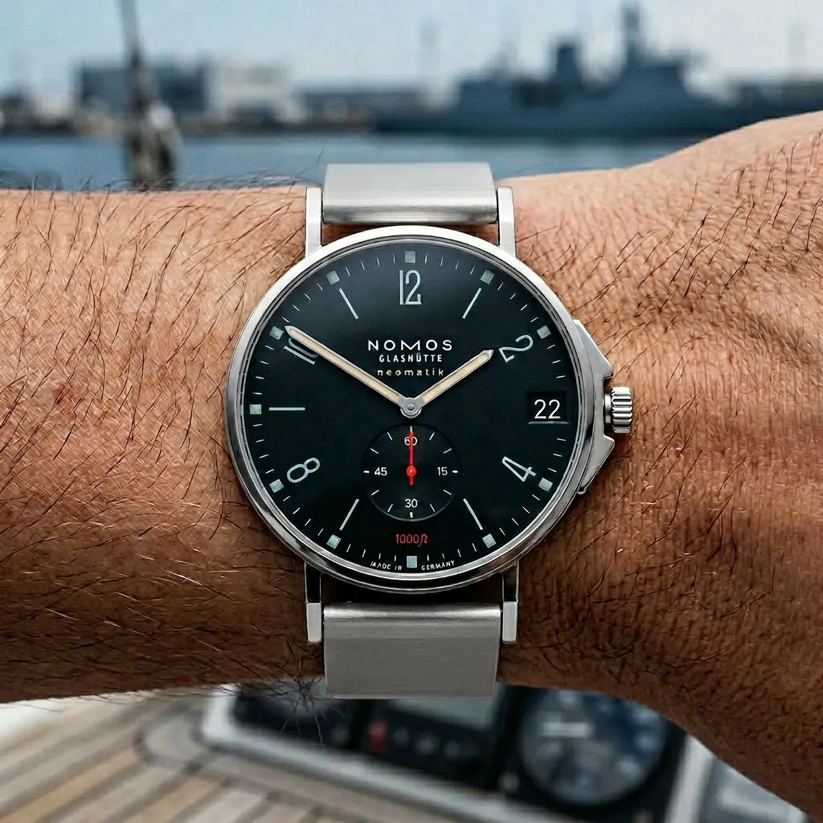 Nomos Tangente Sport Neomatik 42 Marine-Schwarz 581 Getragen Wristshot