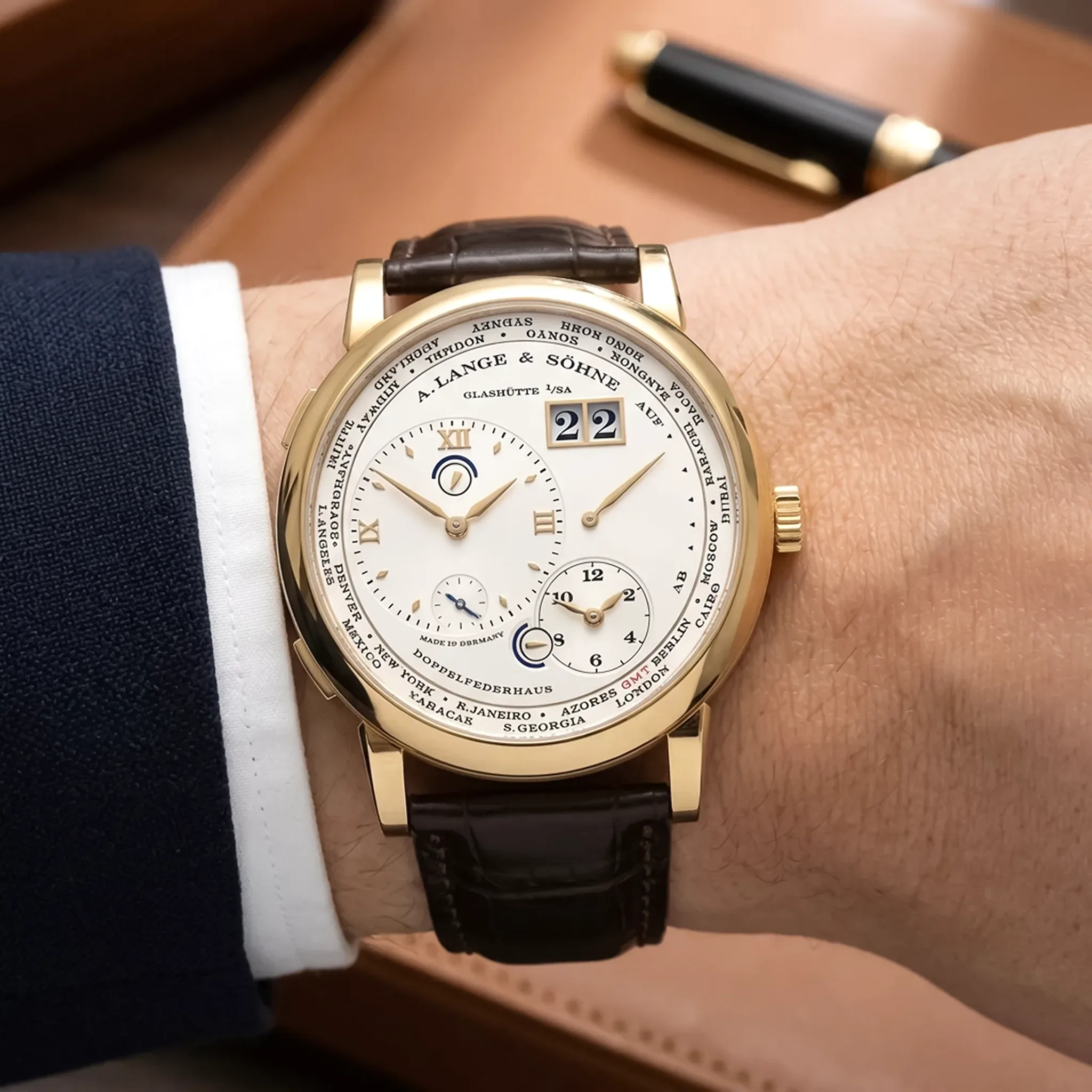 A. Lange & Söhne Lange 1 Zeitzone Gelbgold 116.021 am Handgelenk getragen, Wristshot
