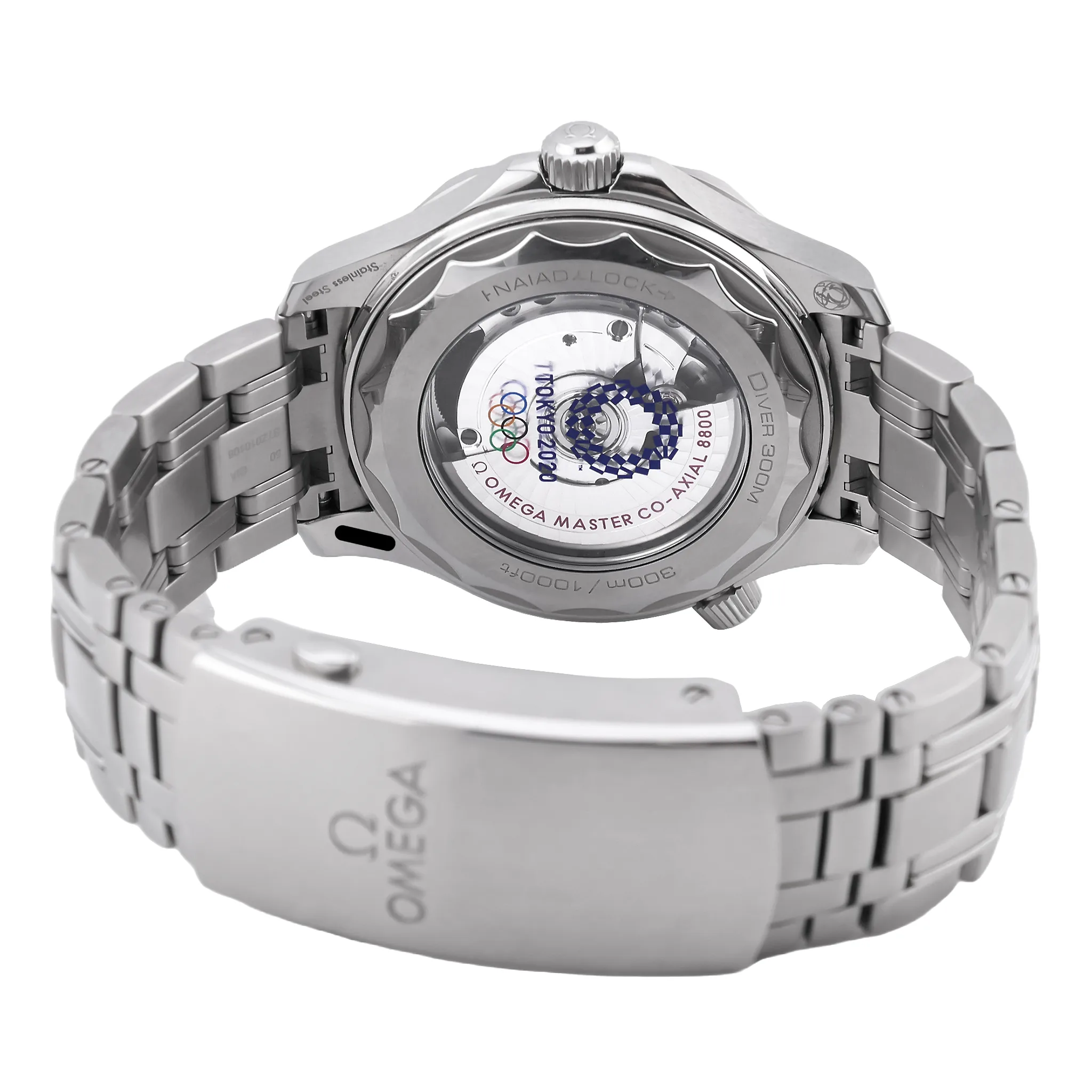 Omega Seamaster Diver 300M Tokyo 2020, Referenz 522.30.42.20.04.001, Saphirglasboden mit Emblem der Spiele und Blick auf Kaliber 8800